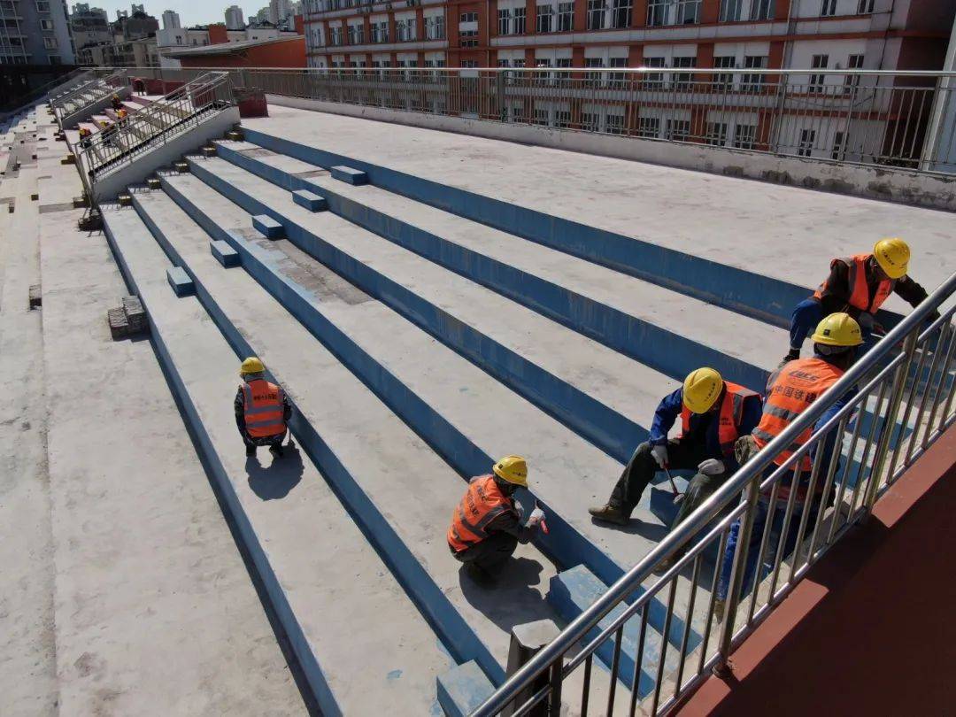 体育场看台座椅安装前后对比