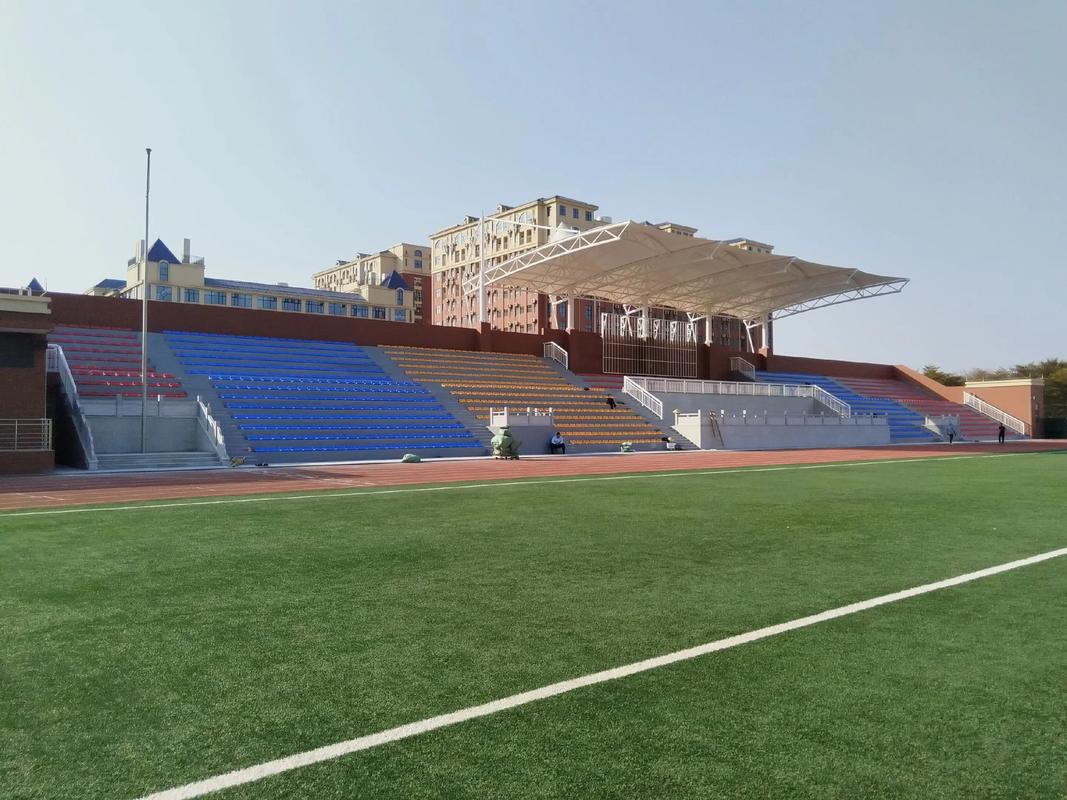 体育场看台座椅安装前后对比