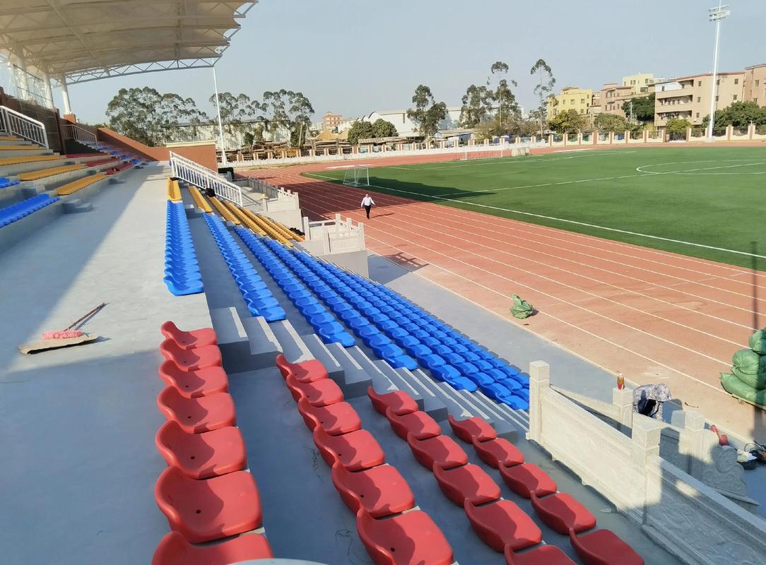 体育场看台座椅安装前后对比